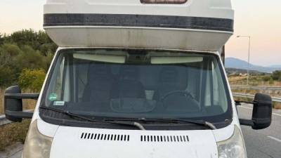 Μετέφερε παράνομα 16 μετανάστες σε ειδικές κρύπτες φορτηγού