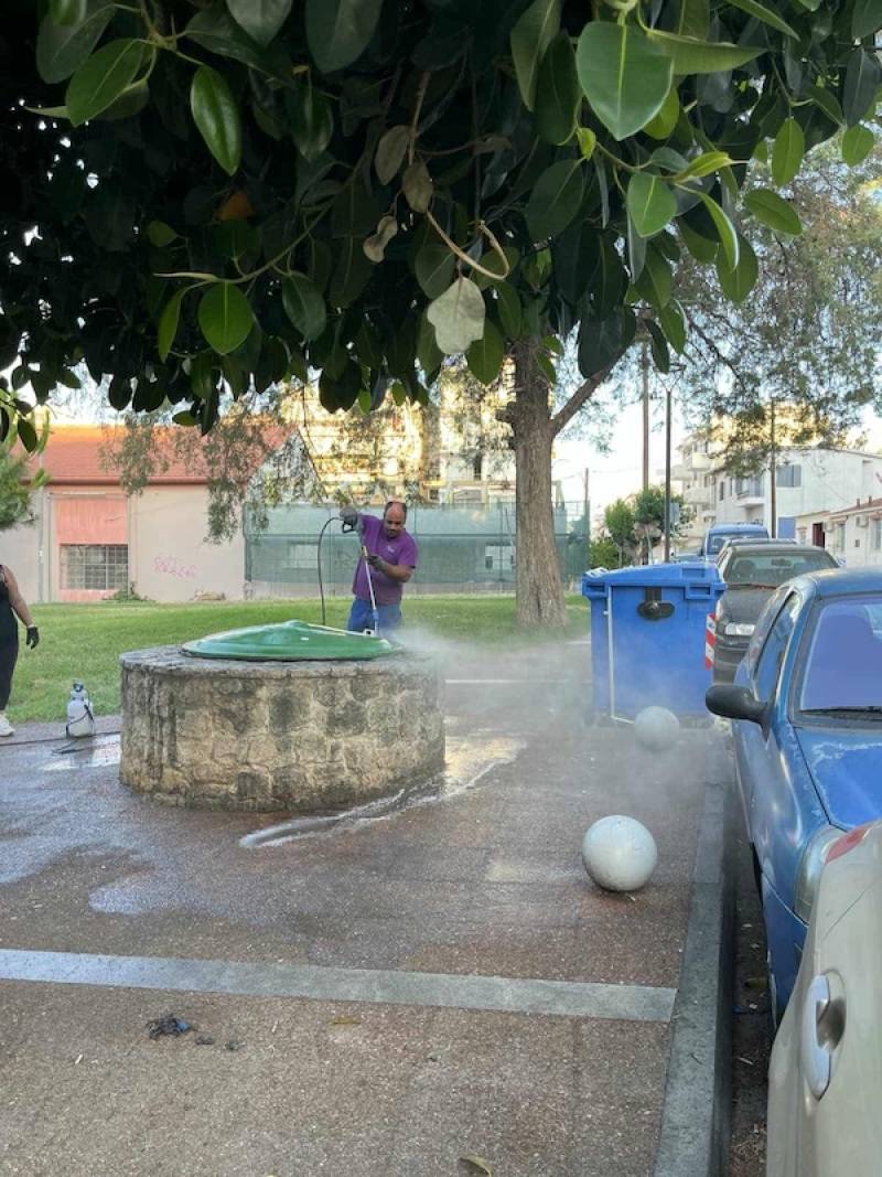 Πλύσιμο και απολύμανση κάδων απορριμμάτων στην Καλαμάτα