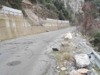 Λάθος τοποθέτηση  πλεγμάτων προστασίας στο δρόμο Αμφεια - Πολιανή
