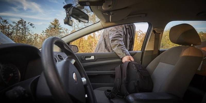 Εκλεψαν 190 ευρώ και τσαντάκι από αυτοκίνητο στην Καλαμάτα