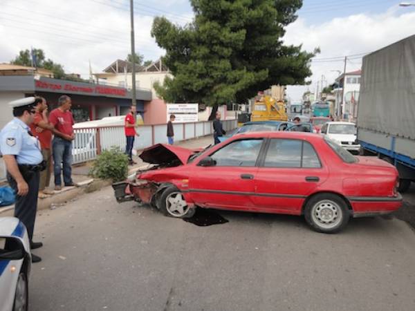 Σύγκρουση αυτοκινήτων  στη γέφυρα Αγίας Τριάδας