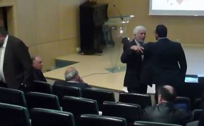 Αρπάχτηκαν Κωνσταντινέας - Κακλαμάνος στην Τρίπολη (βίντεο)