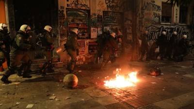 Επίθεση με βόμβες μολότοφ σε αστυνομικούς στα Εξάρχεια - Δύο συλλήψεις