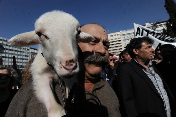Σε εξέλιξη μεγάλο παναγροτικό συλλαλητήριο στο Σύνταγμα
