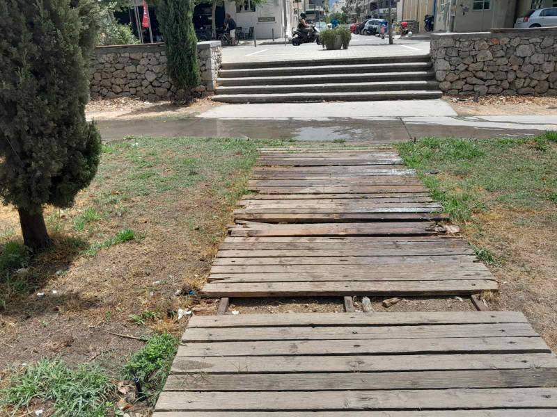 Κατεστραμμένος ο ξύλινος διάδρομος