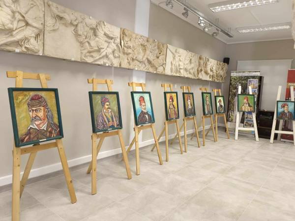 Εκθεση ξυλόγλυπτων πορτρέτων ηρώων στο Πολεμικό Μουσείο Καλαμάτας