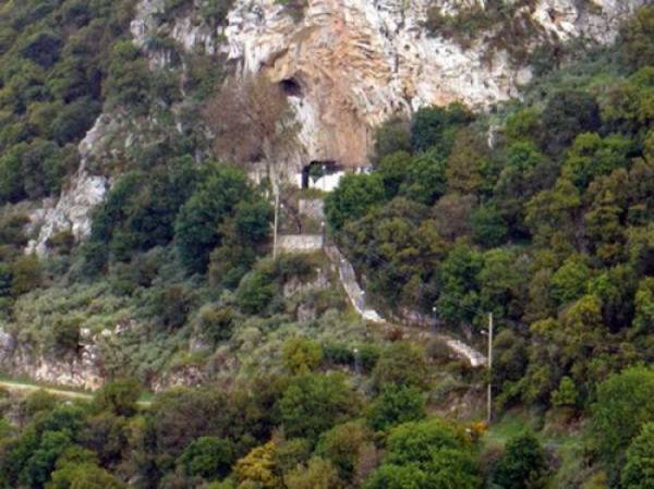 Λειτουργία στο σπήλαιο Κουφιέρου