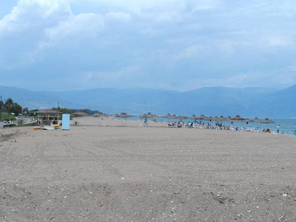 Η παραλία στην Ανάληψη κερδίζει… λουόμενους