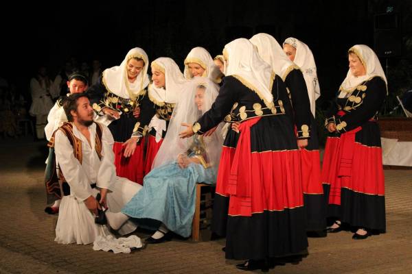 Αναπαράσταση γάμου στην πλατεία του Δωρίου