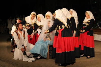 Αναπαράσταση γάμου στην πλατεία του Δωρίου