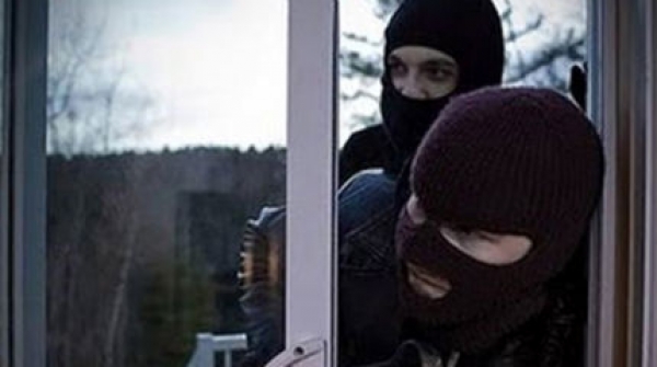 Ληστεία από 3 κουκουλοφόρους στο Ξυλόκαστρο