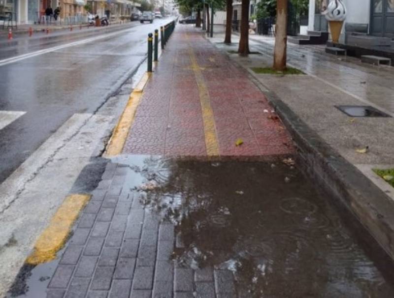 Μικρή λίμνη στον ποδηλατόδρομο