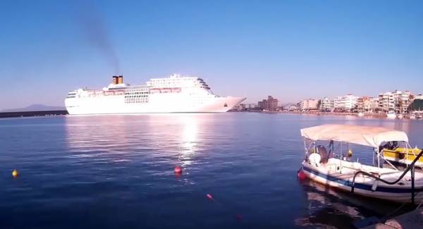 Το "Costa Neoromantica"... χορεύει στο λιμάνι της Καλαμάτας (βίντεο)