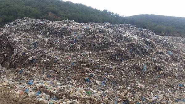 Γιγαντώνεται η περιβαλλοντική πληγή στη Μαραθόλακκα, σύμφωνα με τον Μάκαρη (βίντεο)