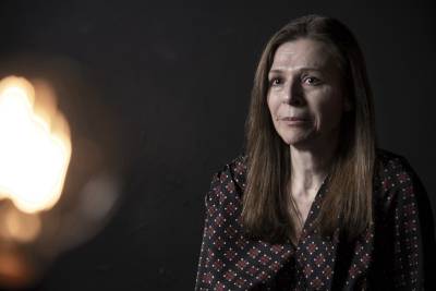 Η Ράνια Σχίζα υποδύεται την Έλλη Ζάχου Ταχτσή: «Το κοινό είναι ο συμπαίκτης μου, έχει ρόλο»