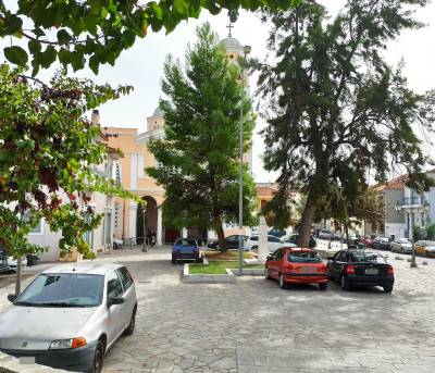 Παράνομη στάθμευση σε πεζοδρόμια και πλατείες