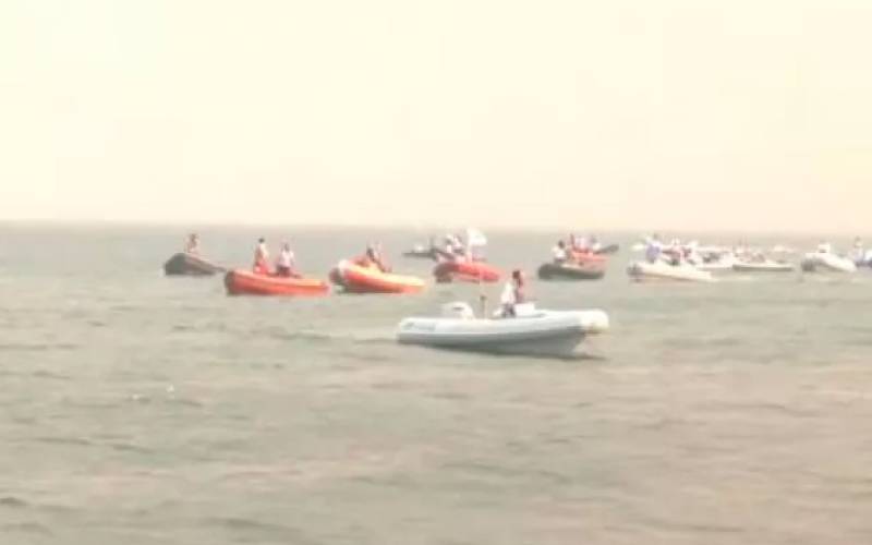 Σε πλήρη εξέλιξη εκκένωση πολιτών από το λιμάνι της Νέας Αγχιάλου (βίντεο)