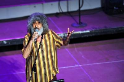 Συνελήφθη ο τραγουδιστής Γιάννης Γιοκαρίνης για ενδοοικογενειακή βία