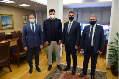 Σύγκρουση για τη νομή της εξουσίας