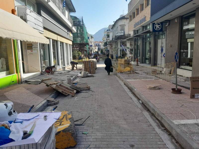 Ξεκίνησαν να μπαίνουν οι πλάκες στην Κολοκοτρώνη