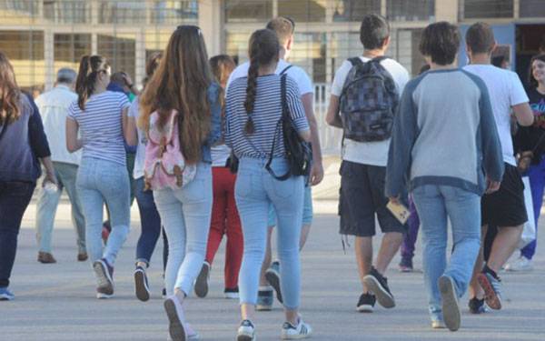 Νικολάκου κατά Πατσαρίνου με απαξιωτικό ύφος για τη μεταφορά των μαθητών