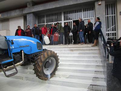 Εντείνονται οι κινητοποιήσεις: Αγρότες με τρακτέρ και αγροτικά στην Καλαμάτα (βίντεο)