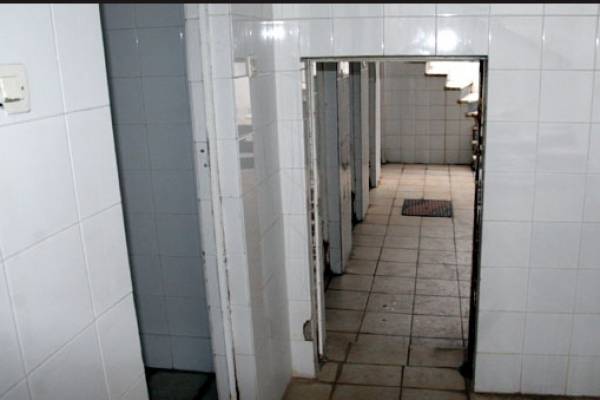 Δημόσια τουαλέτα στην πλατεία Μαυρομιχάλη