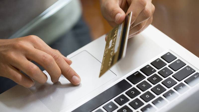 Οι 7 στους 10 χρήστες του διαδικτύου κάνουν τις αγορές τους online