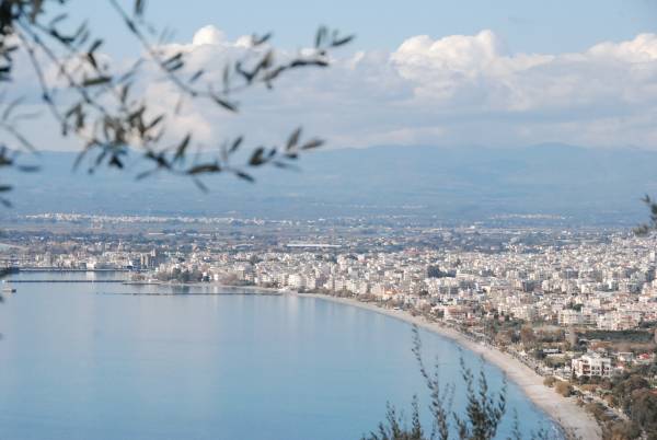 "Πονηροί ταξιτζήδες και ακριβά ποτά στην Καλαμάτα" λένε οι ομογενείς του Θερινού Σχολείου