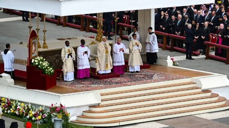 Πάπας Λέων: Με επέλεξαν χωρίς να έχω καμία αξία, είμαι αδελφός και υπηρέτης σας