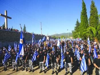 Εμφύλιος πόλεμος στη &quot;δεξιά πολυκατοικία&quot;