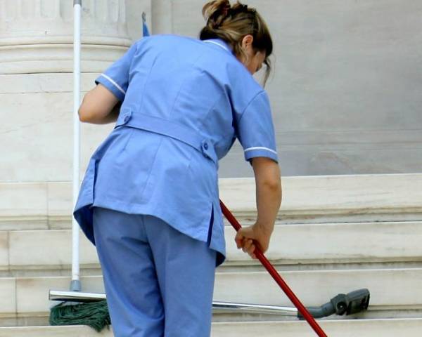 Μονιμοποίηση καθαριστριών ζητεί η “Λαϊκή Συσπείρωση”