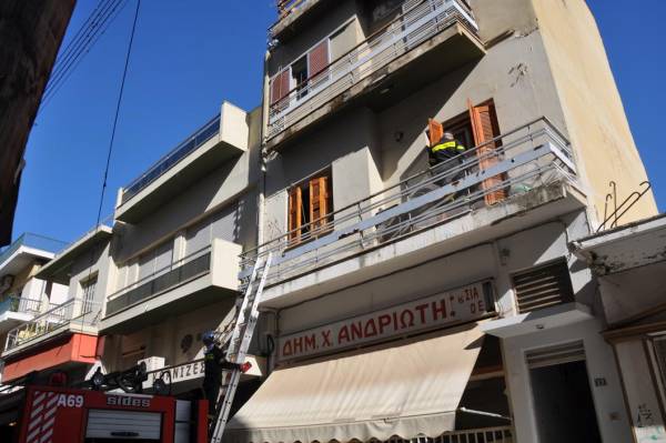 Αναστάτωση στο κέντρο της Καλαμάτας από καπνούς σε διώροφο (βίντεο)