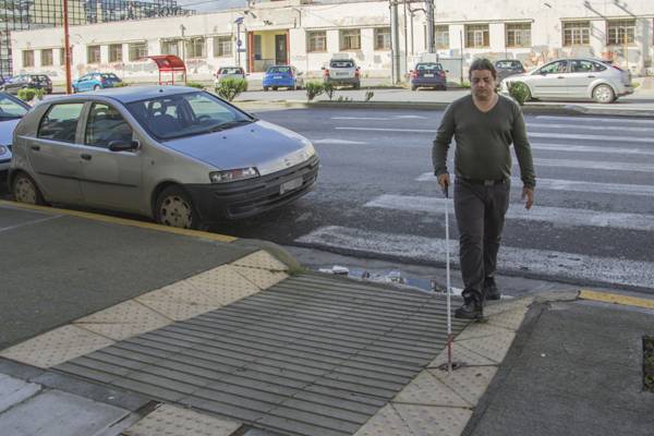 10 λεπτά περίπατος στην Καλαμάτα με το μπαστούνι του τυφλού (βίντεο-φωτογραφίες)