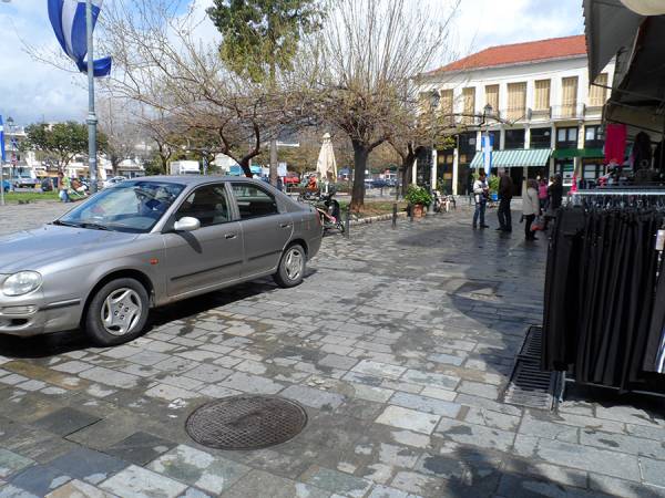 Τα αυτοκίνητα &quot;πνίγουν&quot; το Ιστορικό Κέντρο