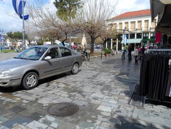 Τα αυτοκίνητα "πνίγουν" το Ιστορικό Κέντρο