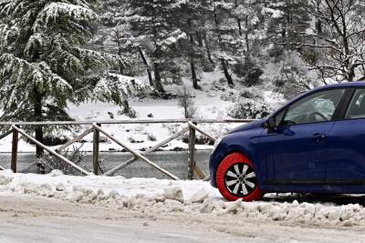 Επελαύνει η κακοκαιρία: Χιονοπτώσεις στη βόρεια Ελλάδα, καταιγίδες στην Αττική (βίντεο)