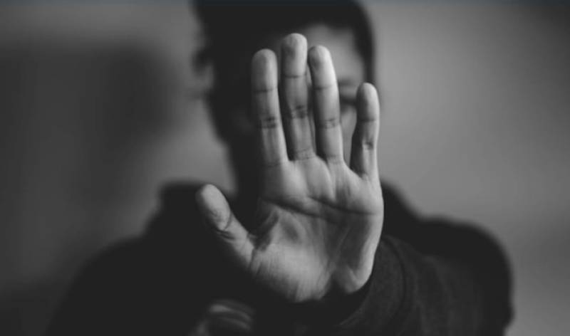 Κουμπί πανικού στα κινητά για τις γυναίκες θύματα ενδοοικογενειακής βίας (βίντεο)