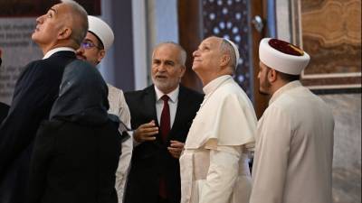 Κωνσταντινούπολη: Ο πάπας έβγαλε τα παπούτσια του, αλλά δεν προσευχήθηκε κατά την επίσκεψή του στο Μπλε Τζαμί