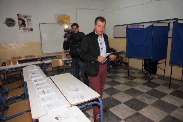 Στ. Θεοδωράκης: "Να τα αλλάξουμε όλα χωρίς να γκρεμίσομε τη χώρα"