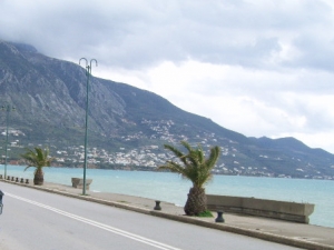 Πέμπτη(!) παράταση για το πεζοδρόμιο της Ναυαρίνου