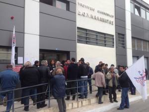 Αγρότες απέκλεισαν τη ΔΟΥ Καλαμάτας