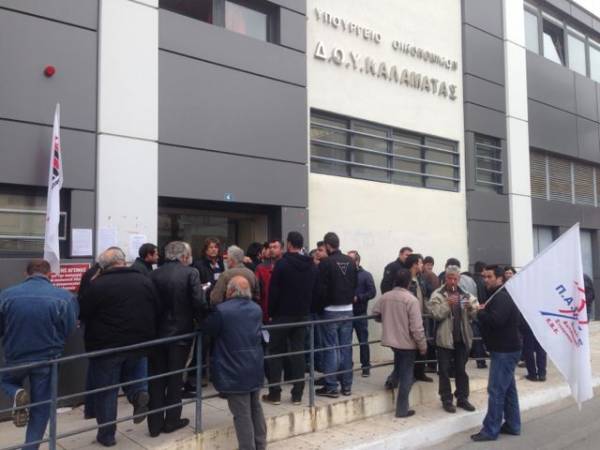 Αγρότες απέκλεισαν τη ΔΟΥ Καλαμάτας