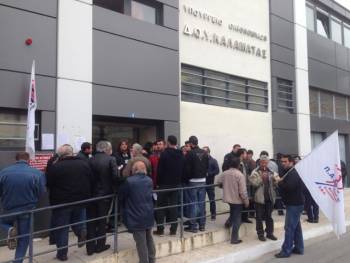 Αγρότες απέκλεισαν τη ΔΟΥ Καλαμάτας