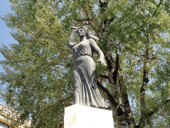 Η αγαλματομανία οδήγησε σε γκάφα: Δήμαρχε, η Καλαμάτα έχει "Αγαλμα της ελευθερίας"!