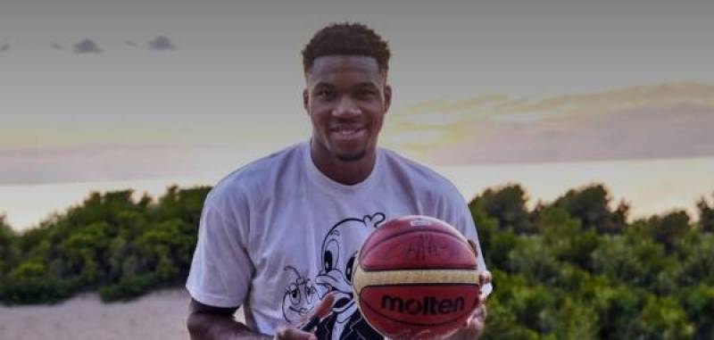 Στην Costa Navarino ο Γιάννης Αντετοκούνμπο