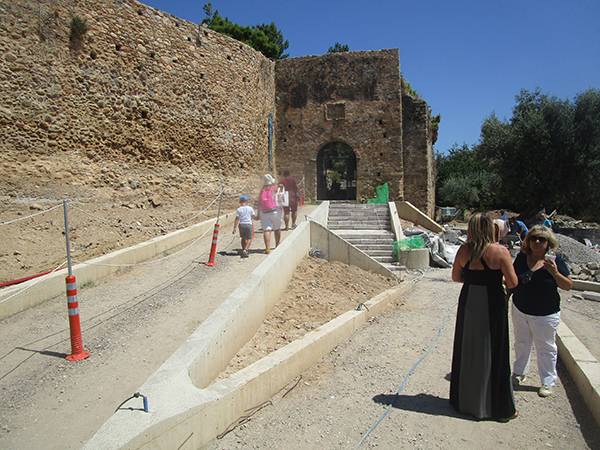 Ετοιμάζεται η κεντρική είσοδος στο Κάστρο Καλαμάτας (βίντεο)