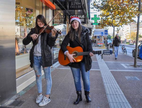 Κάλαντα με βιολί, κιθάρα, μπουζούκι και μπαγλαμαδάκι στην Καλαμάτα (βίντεο - φωτογραφίες)