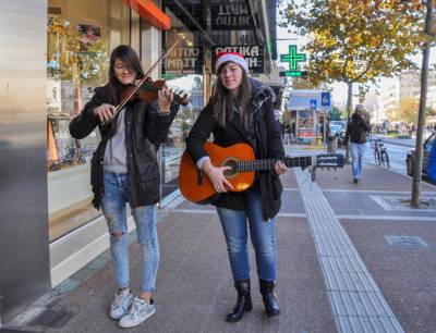 Κάλαντα με βιολί, κιθάρα, μπουζούκι και μπαγλαμαδάκι στην Καλαμάτα (βίντεο - φωτογραφίες)