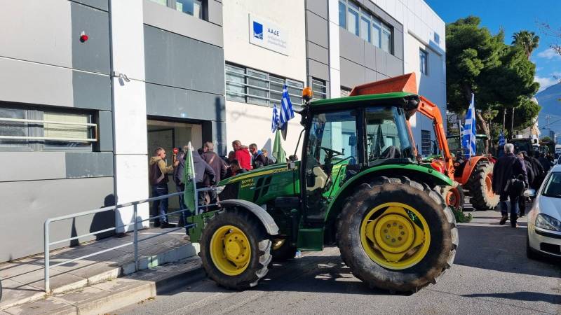 Καλαμάτα: Αγρότες από το μπλόκο της Θουρίας στα γραφεία της ΑΑΔΕ (βίντεο-φωτογραφίες)